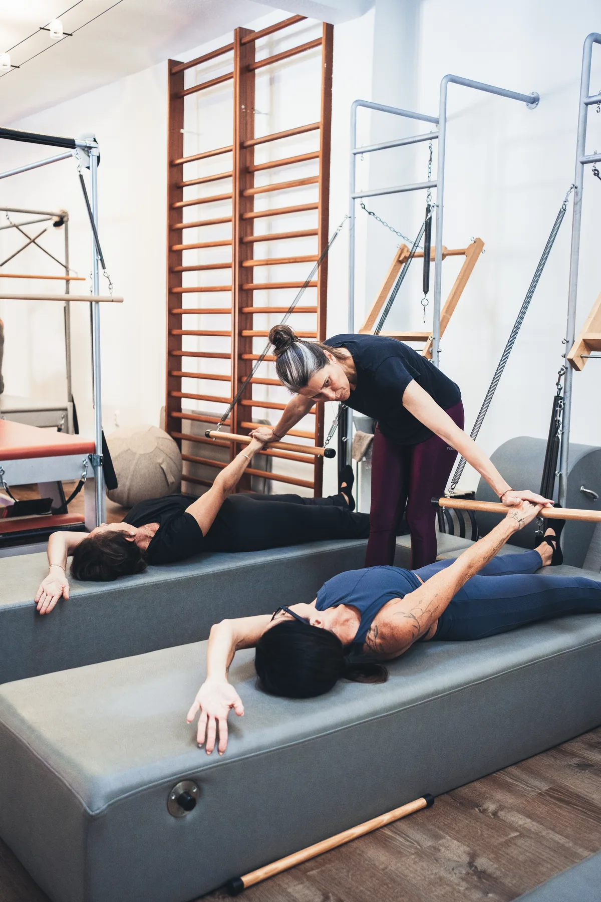 Execution of the rollback with one arm exercise in the Mat Wall class
