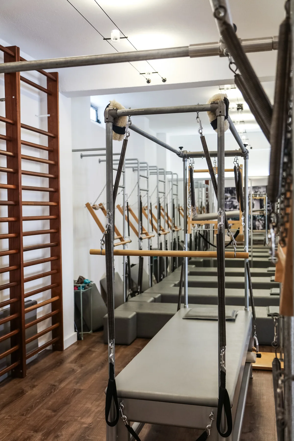 Classical Cadillac apparatus with springs and wooden ladder
