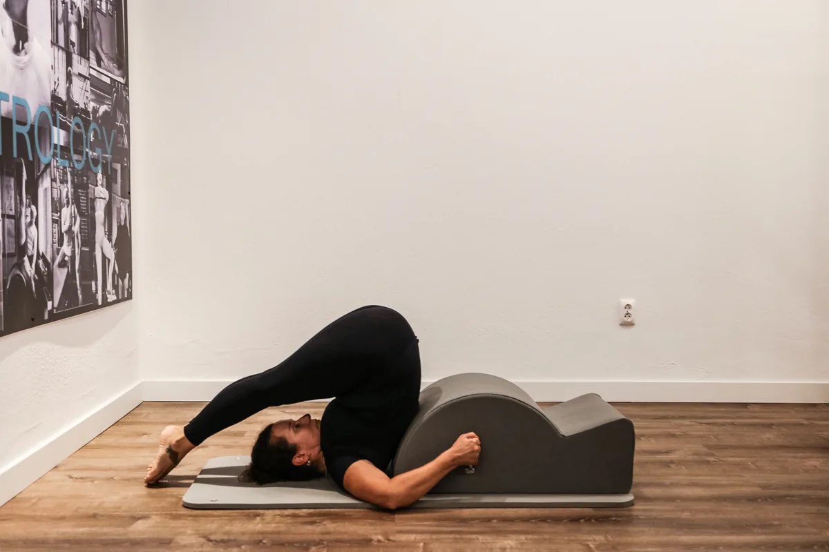 Leg circles onto the head on the Spine Corrector